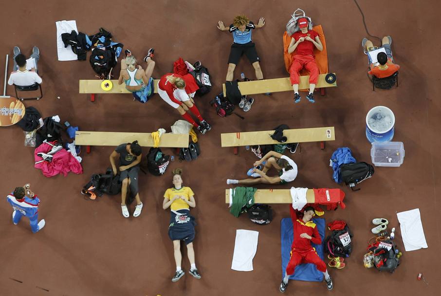 Le atlete dell&#39;alto si rilassano prima della gara (Reuters)